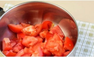 У помидоров вырезаем плодоножку и разрезаем каждый плод на 6-8 частей – выкладываем в сотейник.