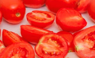 Хорошо промываем помидоры, делим их на половинки или четвертинки, удаляя плодоножки.
