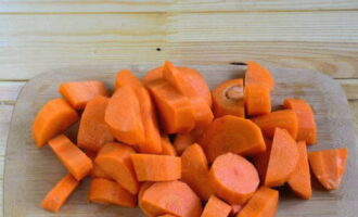 Сочную морковку хорошо промываем, удаляем с нее кожицу и режем, как нравится.