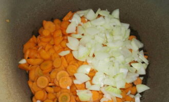 Освободив луковицы от цветного слоя, нарезаем овощи произвольно. Перекладываем к морковке.