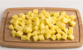 Картофель нарежьте средними одинаковыми кубиками.