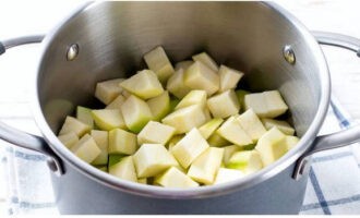 Затем овощи очистите и промойте. Кабачок нарежьте одинаковыми средними кусочками и переложите в кастрюлю для тушения.