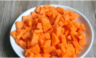 Произвольными ломтиками небольшого размера нарезаем морковку.