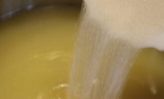 В толстостенную кастрюлю наливаем ананасовый сок, кладем лимонку, ванилин и сахарный песок. Установив на плите, варим до полного растворения кристалликов и образования пузырьков.