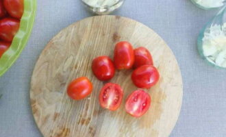Каждый помидор разделываем на половинки.
