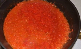 При необходимости, подливаем масло. К овощам отправляем измельченные помидоры. Перемешиваем и томим около 15 минут. Выкладываем перцы и тушим еще столько же. Все время готовим на слабом огне.