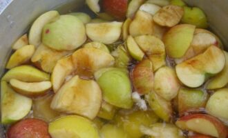 Яблоки разрезаем пополам и вырезаем семенную коробочку.