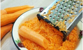 Натираем на терке морковь и измельчаем репчатый лук.
