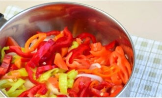 Очищаем болгарский перец, нарезаем небольшими полосками и забрасываем к другим овощам.