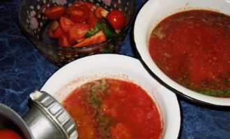 Прокручиваем помидоры и болгарский перец с помощью мясорубки.