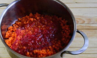 Таким же образом поступаем с томатами, предварительно вымыв плоды. Очищенный чеснок также перекручиваем. Перекрученные овощи объединяем в емкости большого объема.