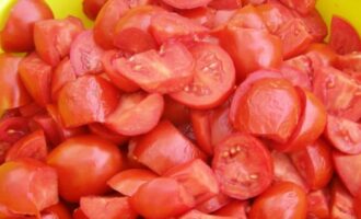 Произвольно измельчаем спелые томаты.