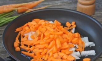 Добавляем морковь, измельченную на терке. 