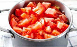 Средними кубиками нарежьте помидоры и переложите поверх перца.