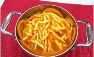 Поверх кабачков кладем нарезку апельсина. Для большего цитрусового аромата можно добавить нарезанную соломкой апельсиновую кожуру.