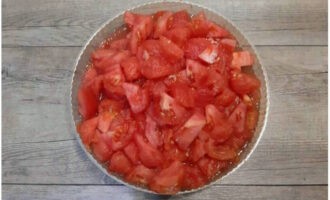 Очищенные помидоры режем на небольшие кусочки.