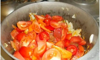 Выкладываем дольки помидоров в общую массу, солим по вкусу.
