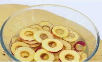 Чтобы яблоки не потемнели, разводим в литре очищенной воды соль и погружаем нарезку в раствор на 15 минут.