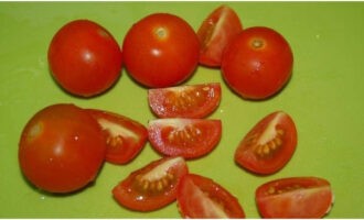 Ополоснув томаты, делим овощи на сегменты, по желанию предварительно освободив от шкурки. Разместив на конфорке вместительную жаропрочную посуду, прогреваем. При необходимости слегка промазываем маслом.