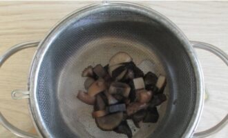 Параллельно до готовности отвариваем грибы, так же, как и картофель, перекладываем в сито или дуршлаг, дабы избавиться от лишней жидкости.