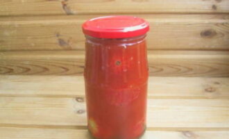 Кипятим томатный сок и заливаем им помидоры в банке. Закрываем крышкой, переворачиваем вверх дном, укутываем в одеяло и оставляем до полного остывания.