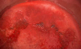 Сок из помидоров выливаем в большую кастрюлю и доводим его до кипения. В процессе убираем пену.