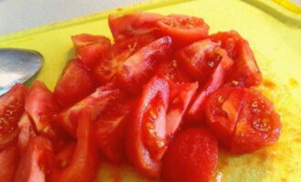 Со второй части помидоров также снимаем кожуру. Очищенные плоды делим на дольки.