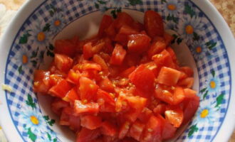 Чистые томаты освобождаем от плодоножек и измельчаем. По необходимости предварительно обдаем кипятком, чтобы избавиться от шкурки.