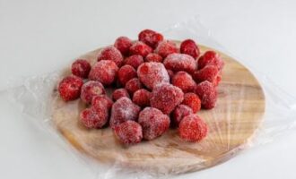 Обсушенные ягоды клубники переложить в зип-пакет или контейнер с плотной крышкой и отправить в морозилку. Удачных заготовок!