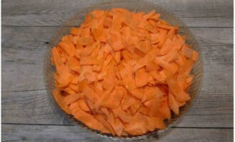 На мелкие части режем морковь, можно натереть на терке.