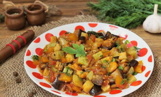 Овощное рагу из кабачка, баклажанов, перца и помидоров на сковороде готово. Дополняйте ароматной зеленью и угощайтесь!
