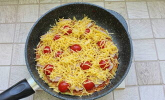 Натерев сыр, рассыпаем его по томатному слою.