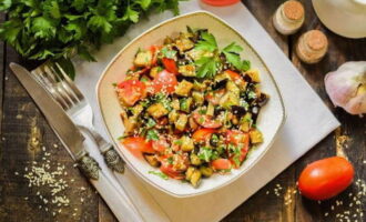 Приготовленный салат с баклажанами, жаренными в кукурузном крахмале, разложите по порционным салатницам, посыпьте семенами кунжута и сразу сервируйте к столу. Приятного аппетита!