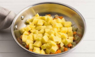 Затем в сковороду переложите нарезку картофеля и пожарьте при помешивании и на среднем огне пару минут. Картофель посыпьте солью.