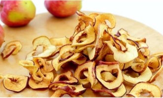 Высушенные яблоки остужаем и храним в картонной коробке, в тряпичном мешочке или стеклянном сосуде, прикрыв бумагой для выпечки. Используем сушеные фрукты по усмотрению. Приятного аппетита!