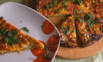 Затем приготовленную в духовке пиццу из кабачков с колбасой и помидорами дополните руколой, порционно нарежьте и сервируйте к ужину. Приятного аппетита!