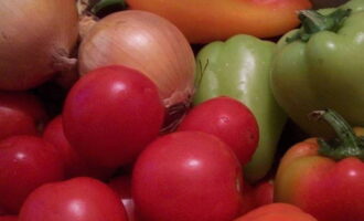 Как заготовить салат из помидоров и перца на зиму? Подготовим необходимые ингредиенты. Промываем и очищаем овощи.