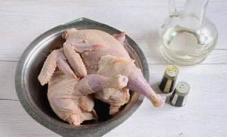 Цыпленок табака на сковороде по классическому рецепту готовится очень просто. Первым делом подготовим все ингредиенты.