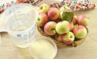 Как заготовить яблоки в сиропе на зиму? Подготовим необходимые продукты: яблоки, сахар и воду.