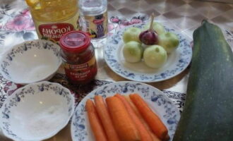 Как заготовить кабачковую икру с морковью и луком на зиму? Подготовим необходимые продукты. Овощи очищаем и промываем.