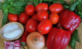 Как заготовить соус из помидоров и болгарского перца на зиму? Сразу подготовить, согласно пропорции рецепта и нужному вам объему заготовки, овощи и приправы.