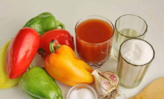 Как заготовить лечо из болгарского перца с томатным соком на зиму? Для ускорения процесса и собственного удобства, выкладываем на рабочую поверхность все необходимое.