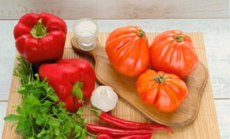 Как заготовить аджику из острого перца и помидоров без варки на зиму? Выкладываем на стол необходимые ингредиенты.