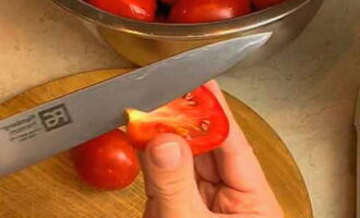 Заготовить томатный соус из помидоров на зиму очень просто. Выбираем мясистые помидоры. Промываем их, а затем выкладываем на полотенца и даем обсохнуть. Вырезаем плодоножки, предварительно разрезав плоды пополам.