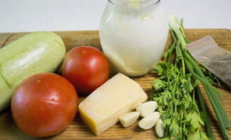 Кабачки с сыром и помидорами в духовке готовятся просто. Собрав продукты, промываем овощи и душистые травы, очищаем чеснок от шелухи.