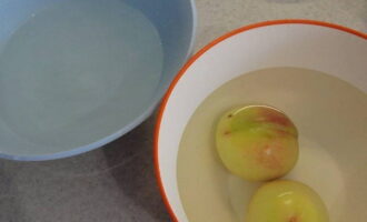 Пирог с персиками в духовке готовится быстро и просто. Промываем персики и ошпариваем их в кипятке.