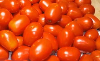 Как закрыть консервированные помидоры на зиму в банках? Выбираем аккуратные помидоры без повреждений.