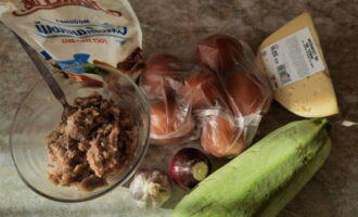 Как приготовить кабачки кружочками с фаршем в духовке? Подготовим необходимые ингредиенты.