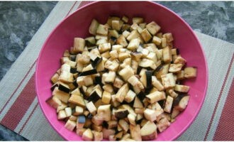 Жареная икра из баклажанов на сковороде готовится очень просто. Фиолетовые плоды нарезаем небольшими кубиками, солим и перемешиваем – даем постоять около 15 минут.