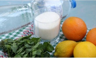 Лимонад из апельсинов легко можно приготовить в домашних условиях. Тщательно промываем фрукты и мяту, даем компонентам время обсохнуть.